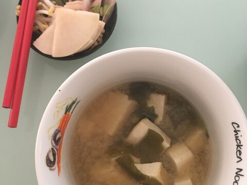 豆腐、厚揚げとワカメの味噌汁